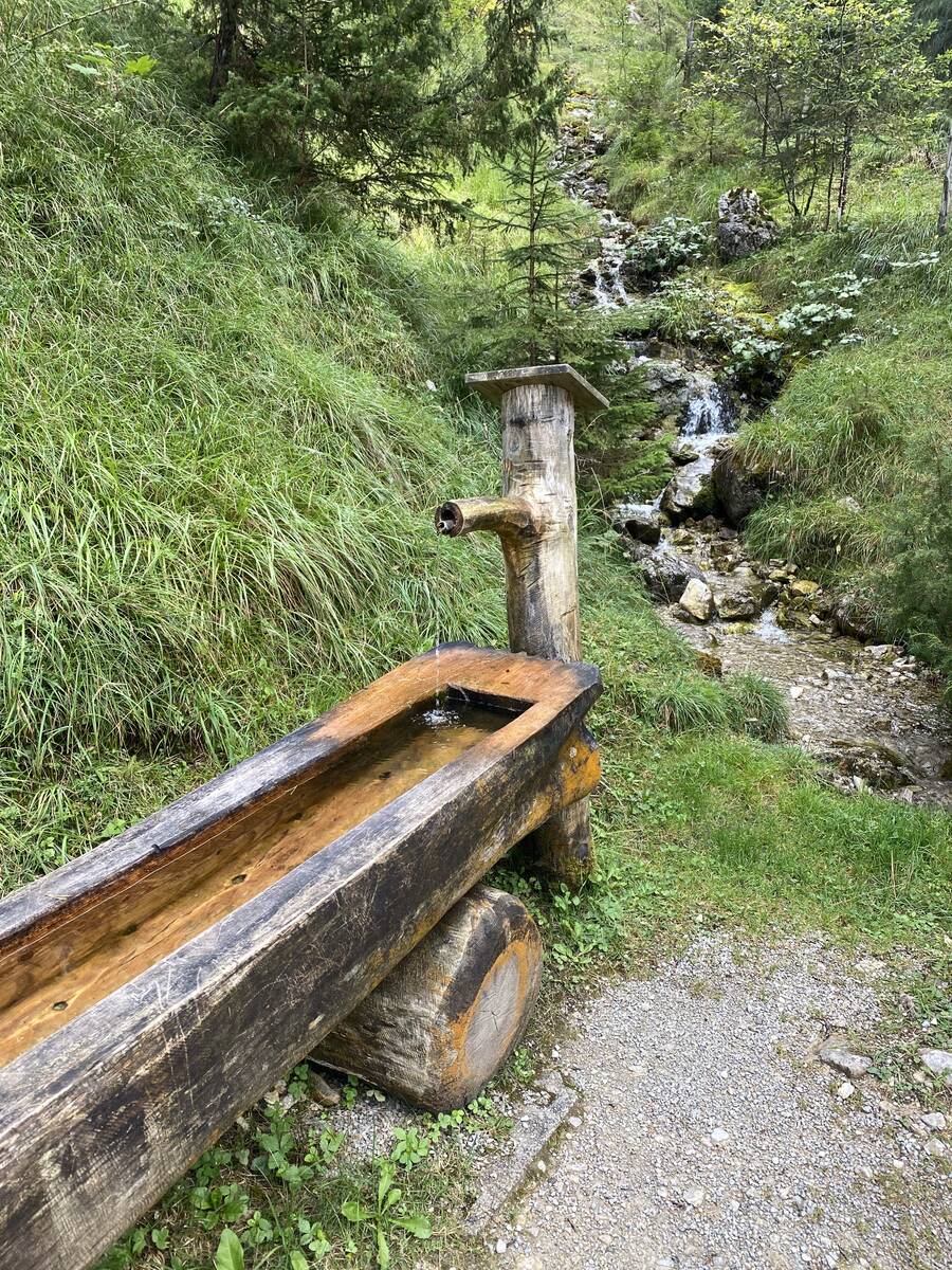Waterbaan in kindvriendelijke tuin